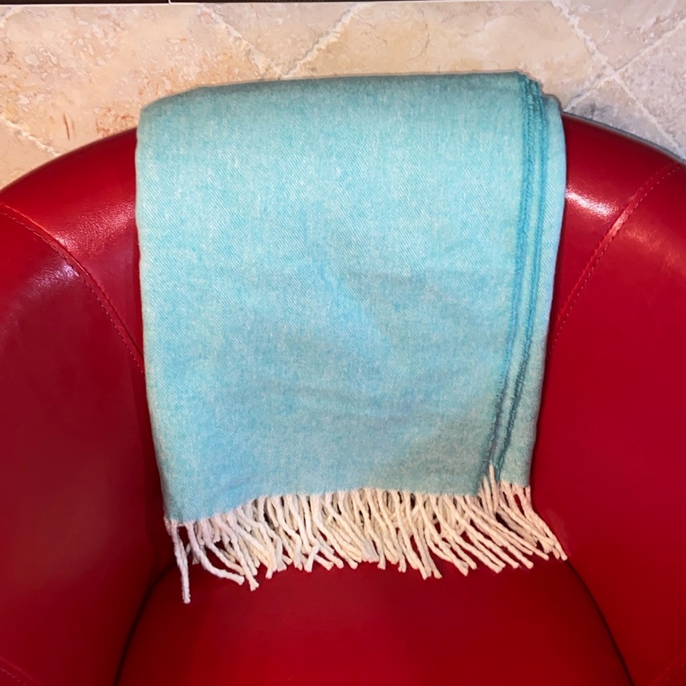 EUC The‎ Lands Downunder Italian Herringbone Throw turquoise & white
